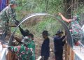 Pemasangan Panel Baja Armco Jembatan Garuda, Perkuat Sinergi TNI dan Masyarakat
