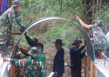 Pemasangan Panel Baja Armco Jembatan Garuda, Perkuat Sinergi TNI dan Masyarakat