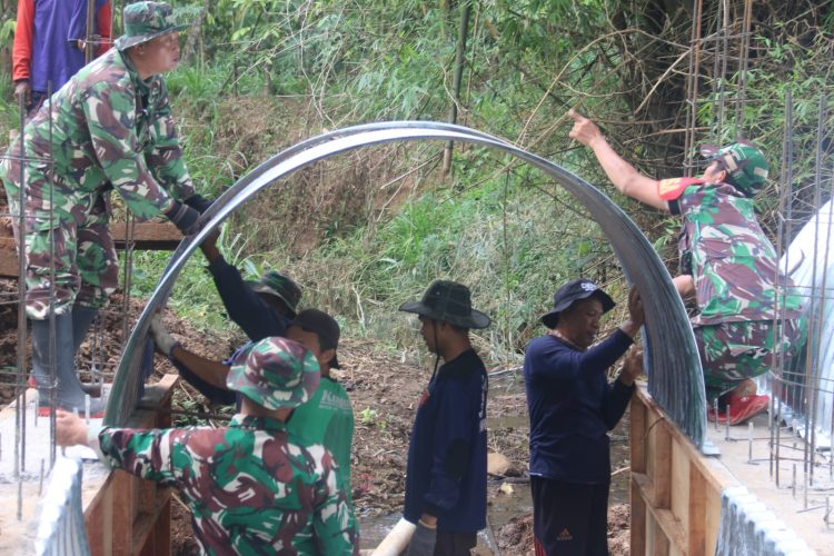 Pemasangan Panel Baja Armco Jembatan Garuda, Perkuat Sinergi TNI dan Masyarakat