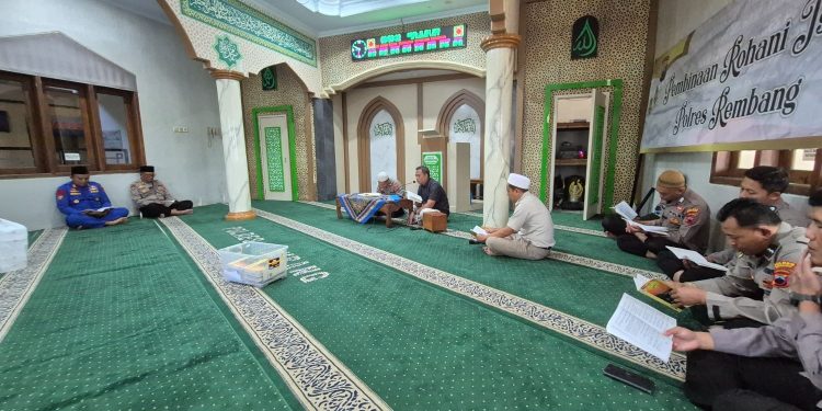 Menguatkan Iman, Mengukuhkan Integritas: Personel Polres Rembang Gelar Binrohtal Rutin