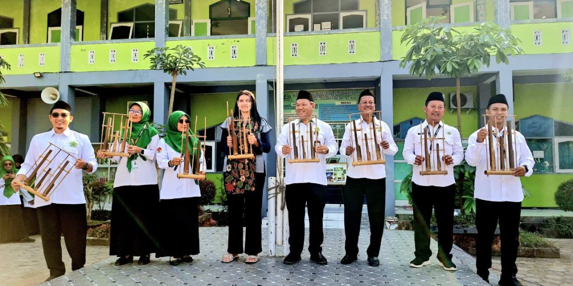 Bukan Bule Biasa, Volunteer Asal Prancis Ini Bakal Bikin Siswa MTsN 1 Pati Jago Bahasa Inggris!