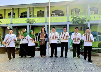 Bukan Bule Biasa, Volunteer Asal Prancis Ini Bakal Bikin Siswa MTsN 1 Pati Jago Bahasa Inggris!