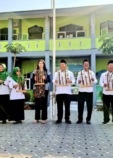 Bukan Bule Biasa, Volunteer Asal Prancis Ini Bakal Bikin Siswa MTsN 1 Pati Jago Bahasa Inggris!