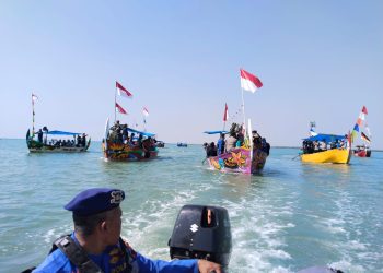 Ratusan Nelayan Iringi Larung Sesaji di Laut Pecangaan Batangan