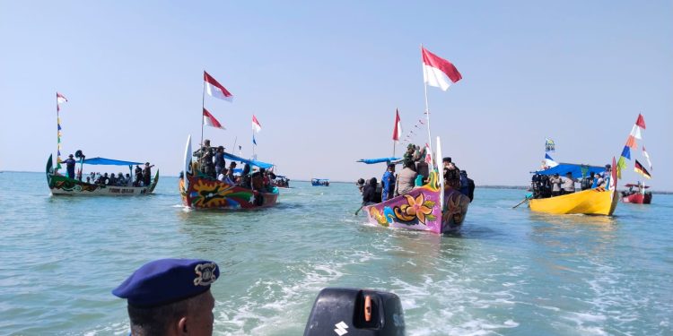 Ratusan Nelayan Iringi Larung Sesaji di Laut Pecangaan Batangan