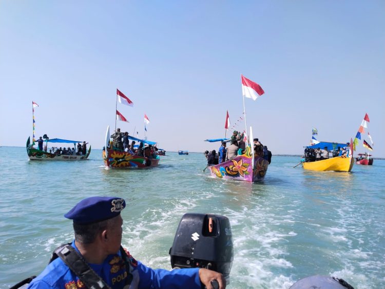 Ratusan Nelayan Iringi Larung Sesaji di Laut Pecangaan Batangan