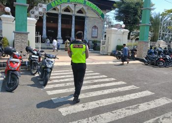 Polres Rembang Laksanakan Pengamanan Sholat Jumat, Wujudkan Rasa Aman dan Nyaman bagi Jamaah