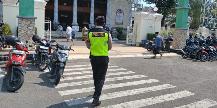 Polres Rembang Laksanakan Pengamanan Sholat Jumat, Wujudkan Rasa Aman dan Nyaman bagi Jamaah
