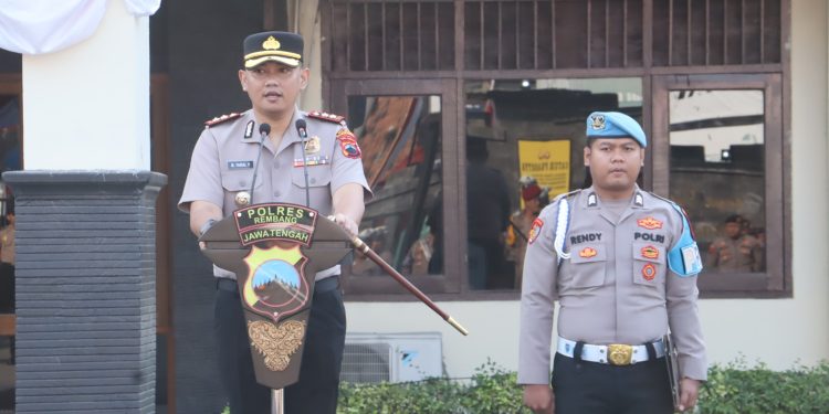 Kapolres Rembang Tekankan Disiplin, Pelayanan Prima, dan Kesiapsiagaan Personel Saat Apel Pagi