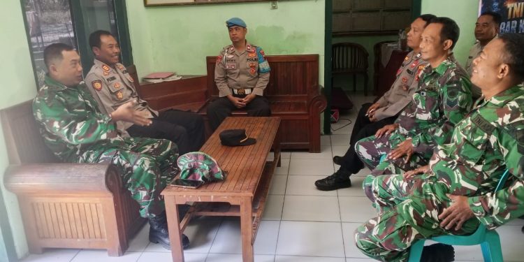 Kapolsek Sumber Jalin Silaturahmi dengan Koramil Sumber, Perkuat Sinergitas TNI–Polri