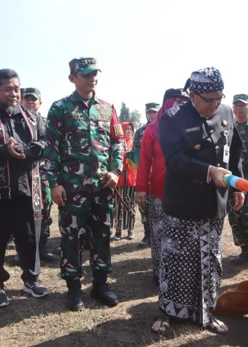 Pemukulan Kentongan dan Penandatanganan Kerja Sama Tandai Pembukaan TMMD Reguler Ke-129 Kodim 0714/Salatiga