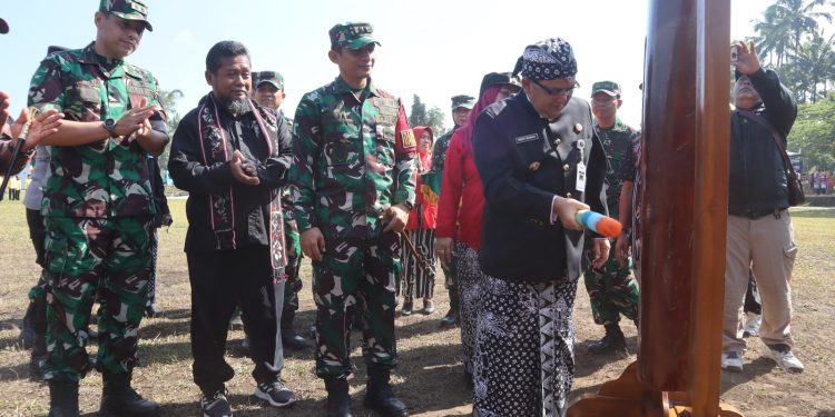 Pemukulan Kentongan dan Penandatanganan Kerja Sama Tandai Pembukaan TMMD Reguler Ke-129 Kodim 0714/Salatiga