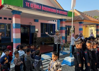 Sejak Dini, Satlantas Polres Rembang Tanamkan Cinta Polisi kepada Murid Baru TK Kemala Bhayangkari 48