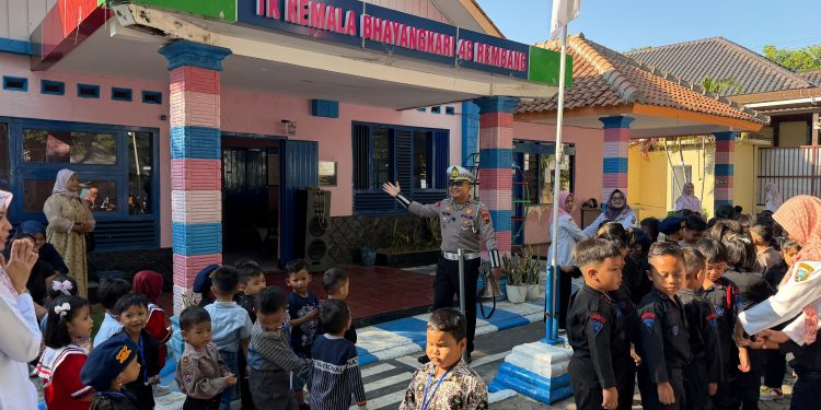 Sejak Dini, Satlantas Polres Rembang Tanamkan Cinta Polisi kepada Murid Baru TK Kemala Bhayangkari 48