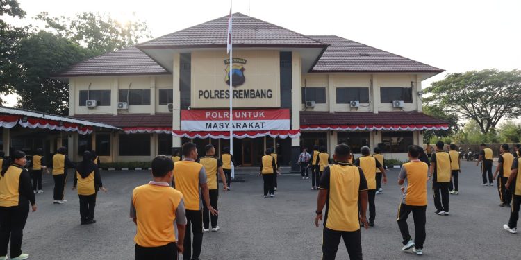 Waka Polres Rembang Pimpin Olahraga Bersama, Tingkatkan Kebugaran dan Soliditas Personel