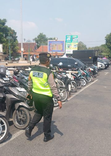 Personel Polres Rembang Laksanakan Patroli dan Pengamanan Sholat Jumat di Masjid Agung Rembang