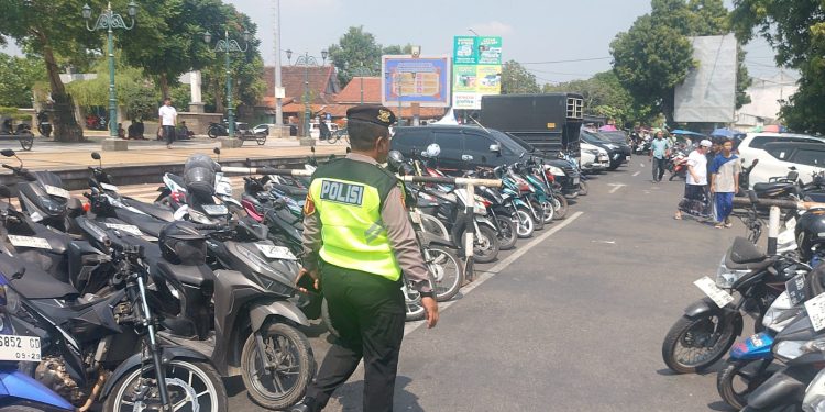 Personel Polres Rembang Laksanakan Patroli dan Pengamanan Sholat Jumat di Masjid Agung Rembang