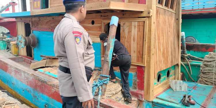 Sat Polairud Polres Rembang Sosialisasikan Keselamatan Berlayar kepada Nelayan di TPI Tasikagung