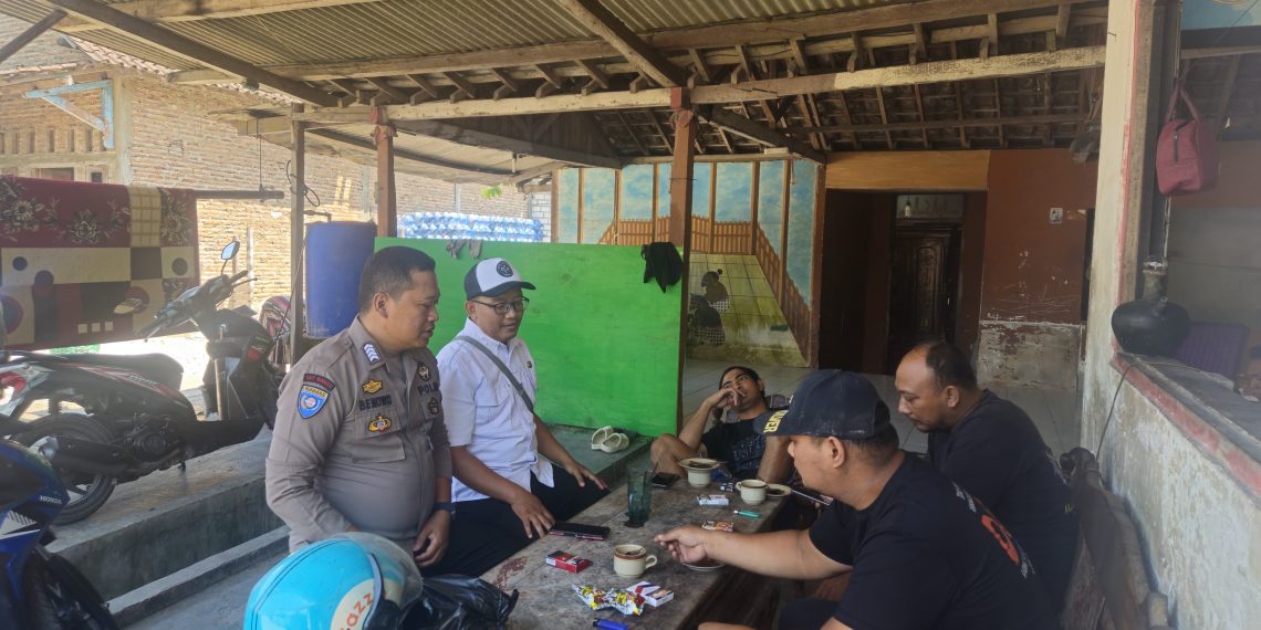 Polsek Kragan Blusukan ke Desa, Ajak Warga Pandangan Kulon Perkuat Keamanan Lingkungan