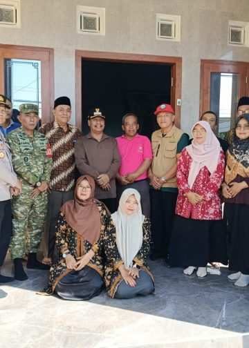 Kapolsek Sedan Dampingi Bupati Rembang Salurkan Bantuan kepada Korban Kebakaran Rumah