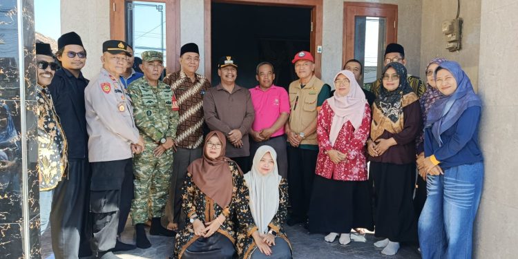 Kapolsek Sedan Dampingi Bupati Rembang Salurkan Bantuan kepada Korban Kebakaran Rumah
