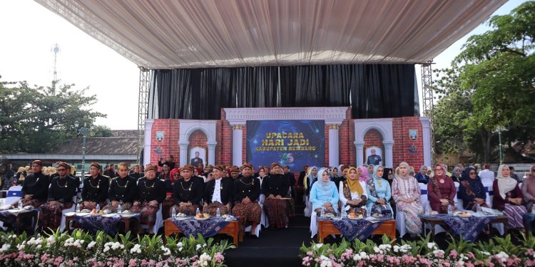 Kapolres Rembang Hadiri Upacara Hari Jadi Kabupaten Rembang ke-285 dengan Busana Adat Jawa