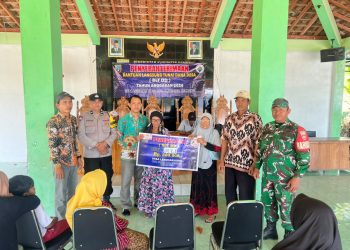 Polsek Sluke Amankan Penyaluran BLT Dana Desa di Desa Labuhan Kidul, Berjalan Aman dan Lancar