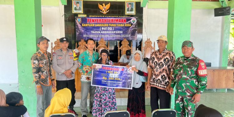 Polsek Sluke Amankan Penyaluran BLT Dana Desa di Desa Labuhan Kidul, Berjalan Aman dan Lancar