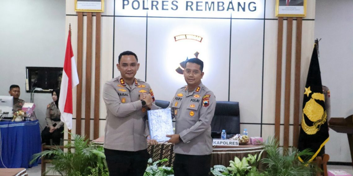 Tukar Buku Warnai Laporan Kesatuan Dalam Rangka Serah Terima Jabatan Kapolres Rembang