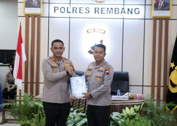 Tukar Buku Warnai Laporan Kesatuan Dalam Rangka Serah Terima Jabatan Kapolres Rembang