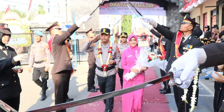 Tradisi Pedang Pora Sambut AKBP MS. Fery Jabat Kapolres Rembang Yang Baru