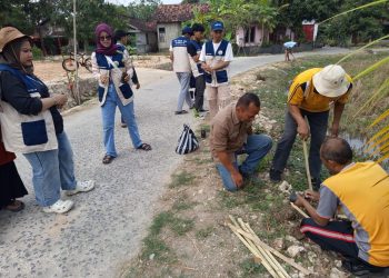 Bhabinkamtibmas Desa Joho Bersama Kepala Desa Ajak Warga Tanam Pohon Demi Kelestarian Lingkungan