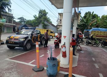Patroli Polres Rembang Intensif di SPBU, Antisipasi Kelangkaan BBM dan Tindak Kejahatan Saat Libur Akhir Pekan