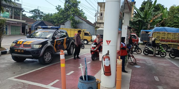 Patroli Polres Rembang Intensif di SPBU, Antisipasi Kelangkaan BBM dan Tindak Kejahatan Saat Libur Akhir Pekan