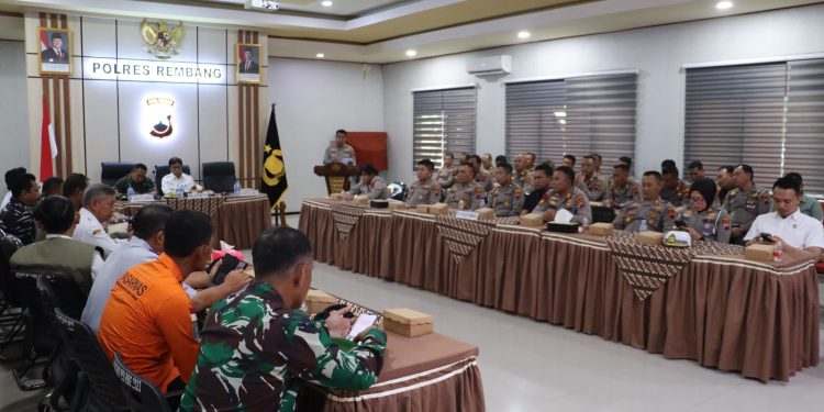 Apel Gelar Pasukan Antisipasi Gangguan Kamtibmas dan Bencana Alam 2026, Kapolres Rembang Tekankan Kesiapsiagaan dan Sinergi Lintas Instansi