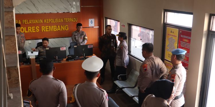 Wakapolres Rembang Cek Pelayanan SPKT, Pastikan Masyarakat Terlayani dengan Cepat dan Humanis
