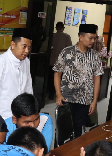Kapolres Rembang Berikan Dukungan Langsung kepada Peserta Lomba Mobil Legend Tingkat SMP