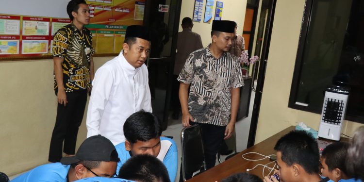 Kapolres Rembang Berikan Dukungan Langsung kepada Peserta Lomba Mobil Legend Tingkat SMP