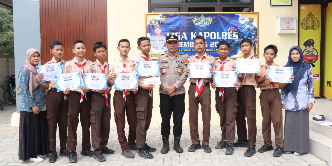 Mewakili Kapolres Rembang Kapolsek Rembang Serahkan Sertifikat dan Hadiah Turnamen Liga Kapolres Rembang 2026 Divisi Mobile Legends Kategori SMP
