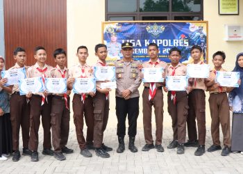 Kapolsek Rembang Serahkan Sertifikat dan Hadiah Turnamen Liga Kapolres Rembang 2026 Divisi Mobile Legends Kategori SMP