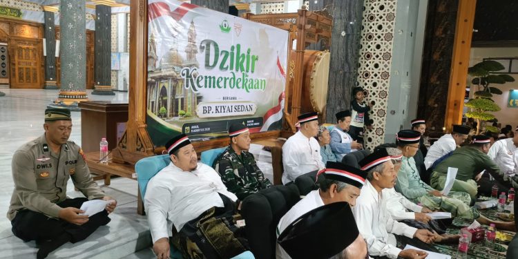 Jaga Kondusivitas Kamtibmas, Bhabinkamtibmas Desa Sedan Hadiri Dzikir Kemerdekaan dan Istigozah di Masjid Syatho