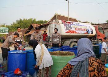Polres Rembang Peduli, Salurkan 50 Ribu Liter Air Bersih untuk Daerah dan Warga yang Terdampak Kekeringan