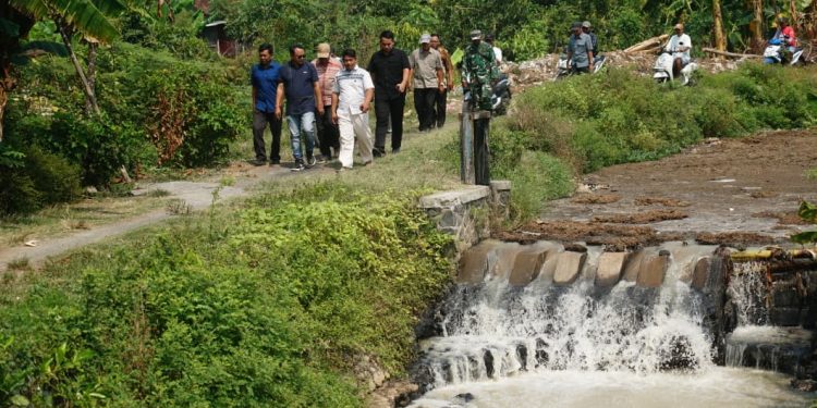 Tumpukan Sampah dan Limbah Tapioka Sungai Bango Bulumanis Lor Jadi Sorotan 