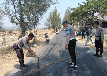 Gerak Cepat Anggota Polsek Lasem Bersihkan Tumpahan Oli di Jalan Desa Dasun