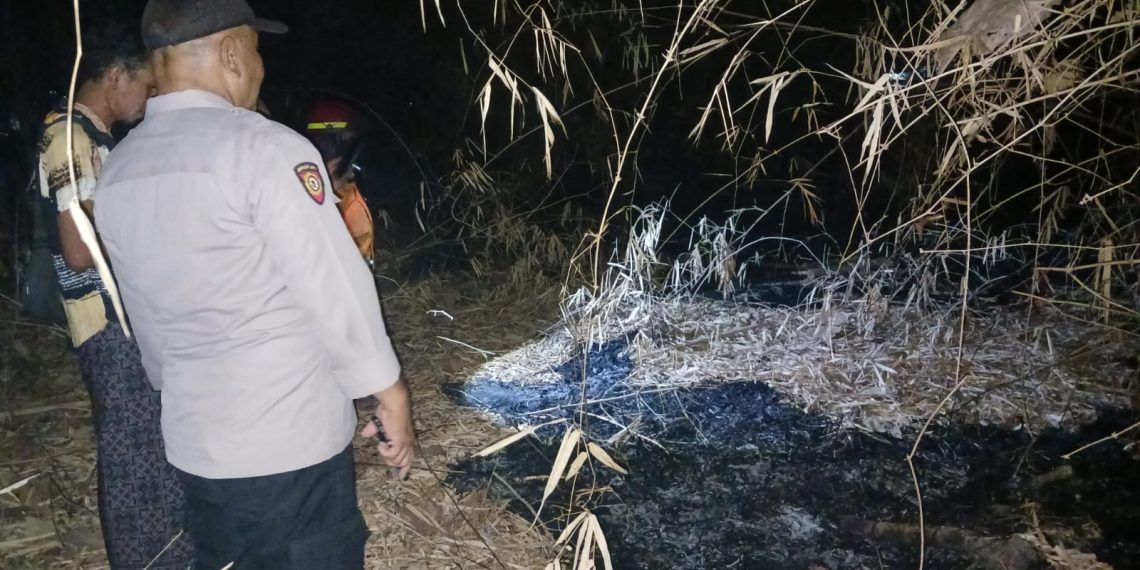 Polsek Lasem Bersama Damkar dan Masyarakat Padamkan Kebakaran Lahan di Desa Selopuro