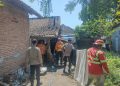 Polsek Lasem Bersama Damkar dan Masyarakat Padamkan Kebakaran Kandang Kambing