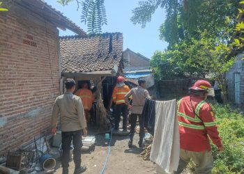 Polsek Lasem Bersama Damkar dan Masyarakat Padamkan Kebakaran Kandang Kambing