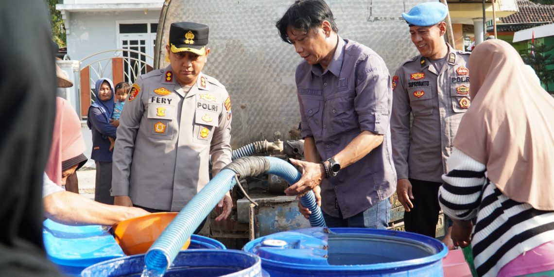 Polres Rembang Kembali Salurkan 50 Ribu Liter Air Bersih, Hadir di Tengah Warga yang Dilanda Kekeringan