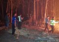 Sigap Atasi Kebakaran Lahan, Polisi Dan TNI Bersama Warga Padamkan Api
