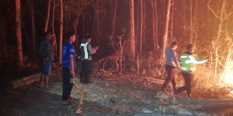 Sigap Atasi Kebakaran Lahan, Polisi Dan TNI Bersama Warga Padamkan Api